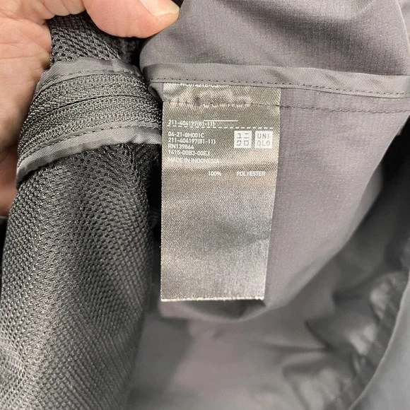 Uniqlo Jacket Mens Small Black Hooded Windbreaker Lightweight Zip Pockets Casual - Picture 3 of 8